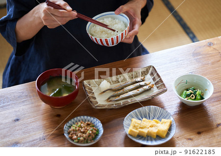 日本の朝食 食事風景 日本の朝食 食事風景 91622185
