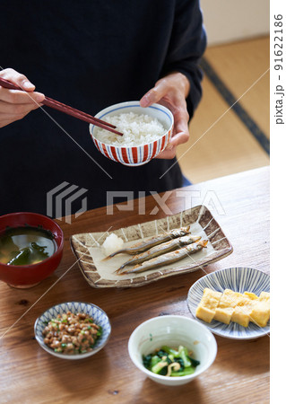 日本の朝食 食事風景 日本の朝食 食事風景 91622186