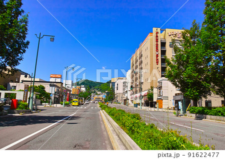 新緑の小樽、小樽駅へ続く中央通りの景観。 91622477