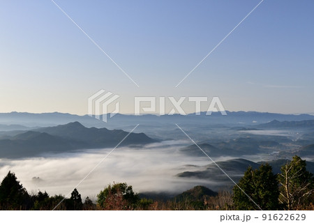 鳥見山からの宇陀盆地の雲海 91622629