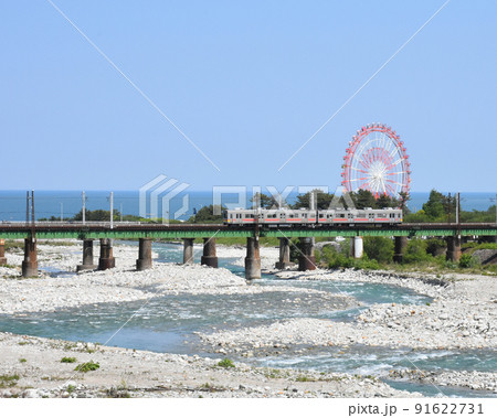 【富山県魚津市】 早月川河口を走る富山地方鉄道と魚津総合公園 【富山県魚津市】 早月川河口を走る富山地方鉄道と魚津総合公園 91622731