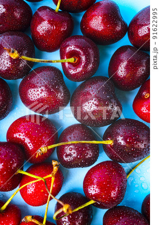 Juice and fresh cherry 91622995