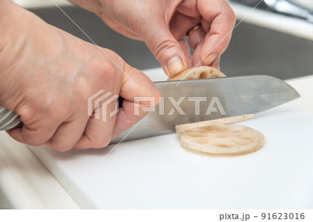 【レンコンを三徳包丁で輪切りにする】 91623016