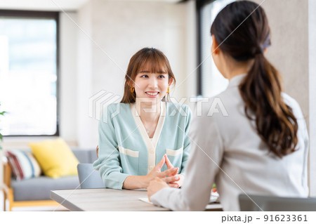 プランナーに相談する若い女性 91623361