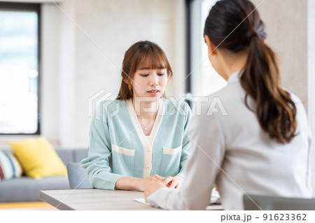 プランナーに相談する若い女性 91623362