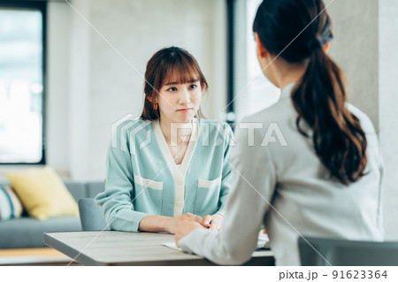 プランナーに相談する若い女性 91623364