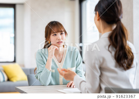 プランナーに相談する若い女性 91623367