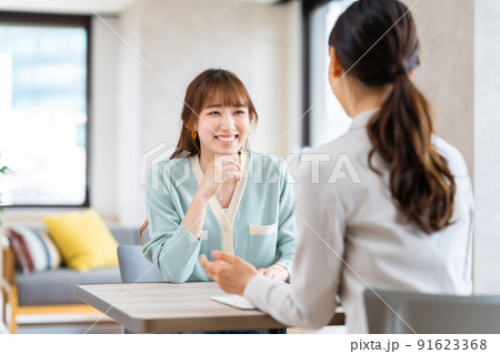 プランナーに相談する若い女性 91623368