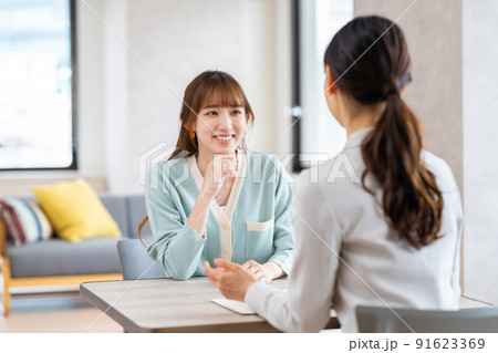 プランナーに相談する若い女性 91623369