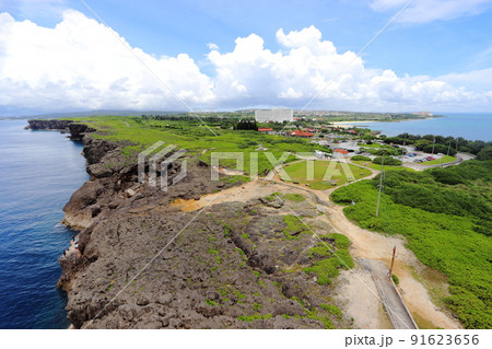 沖縄海岸国定公園 残波岬灯台からの景色(ロイヤルホテル、残波ビーチ方面) 沖縄海岸国定公園 残波岬灯台からの景色(ロイヤルホテル、残波ビーチ方面) 91623656
