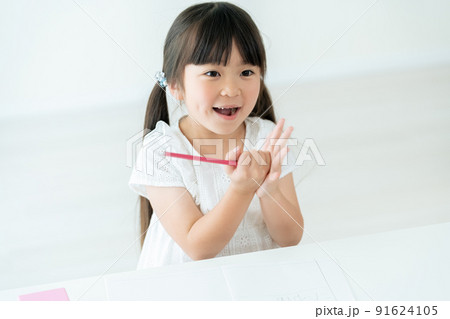 勉強を理解できた小学生の女の子 91624105