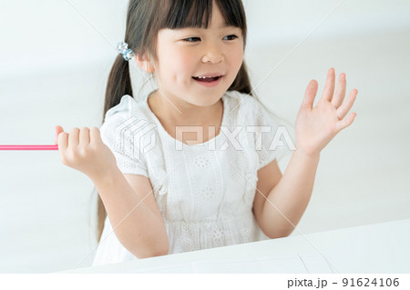 勉強を理解できた小学生の女の子 91624106