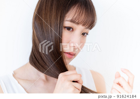 髪を手入れする若い女性 髪を手入れする若い女性 91624184