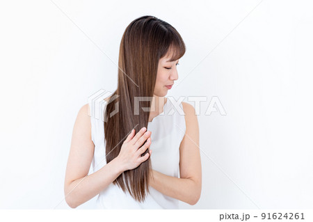 髪を手入れする若い女性 髪を手入れする若い女性 91624261