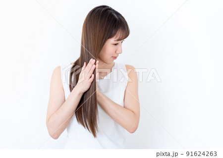 髪を手入れする若い女性 髪を手入れする若い女性 91624263