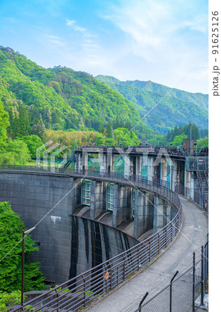 中之条ダム　四万湖　新緑の季節　風景　 91625126