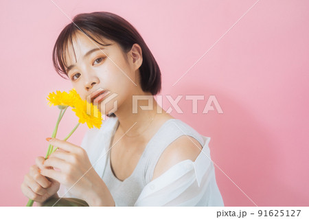 花を持つ若い女性 花を持つ若い女性 91625127