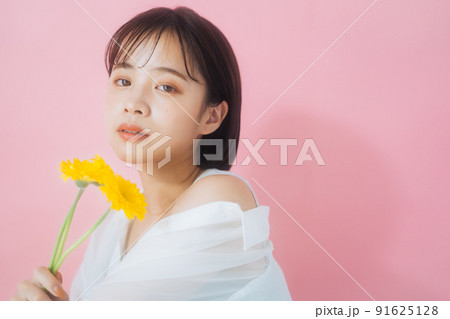 花を持つ若い女性 花を持つ若い女性 91625128