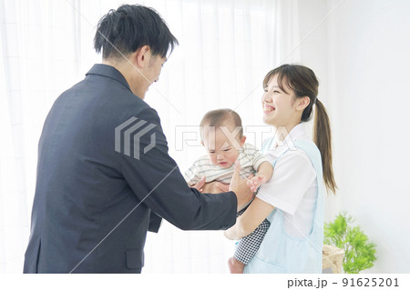 赤ちゃんの送迎で保育園に行く父親 赤ちゃんの送迎で保育園に行く父親 91625201