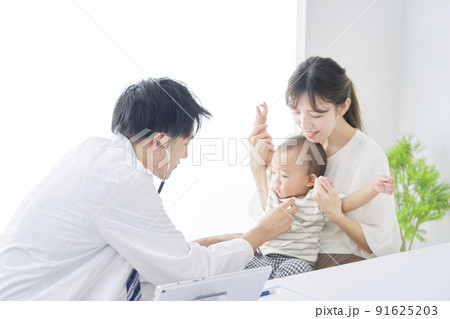 赤ちゃんを診察する医者 赤ちゃんを診察する医者 91625203