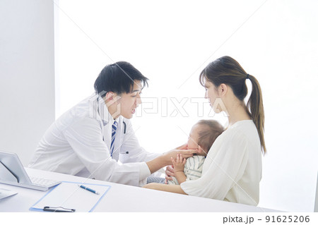 赤ちゃんを診察する医者 赤ちゃんを診察する医者 91625206