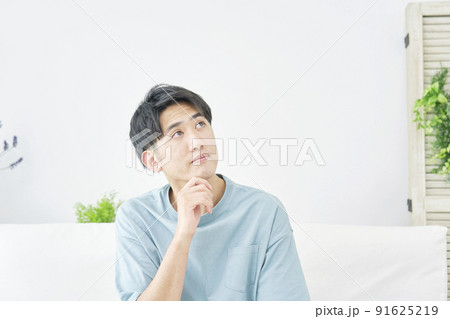 リビングで考える男性 91625219