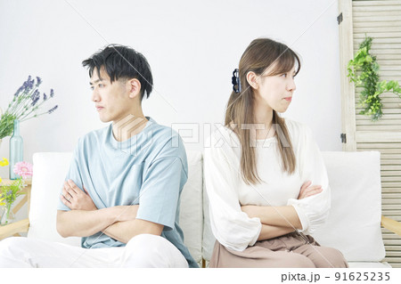 リビングで喧嘩するカップル リビングで喧嘩するカップル 91625235