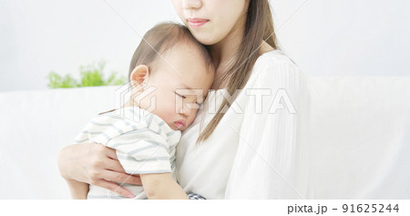 母親に抱っこされて昼寝する赤ちゃん 91625244