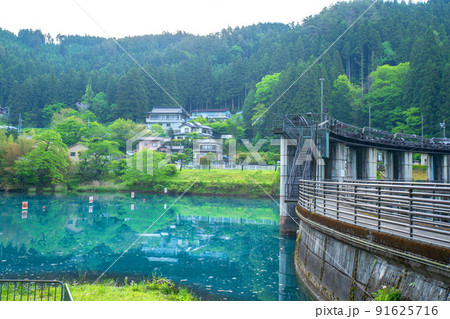 四万湖　四万ブルー 　中之条ダム　新緑の季節　風景　 91625716