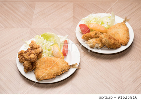 お昼のおかず　アジフライと唐揚げ 91625816
