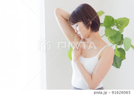 脇を気にする女性 脇を気にする女性 91626065