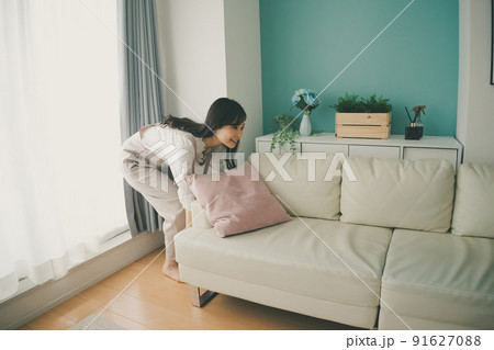 模様替えをする若い女性 模様替えをする若い女性 91627088