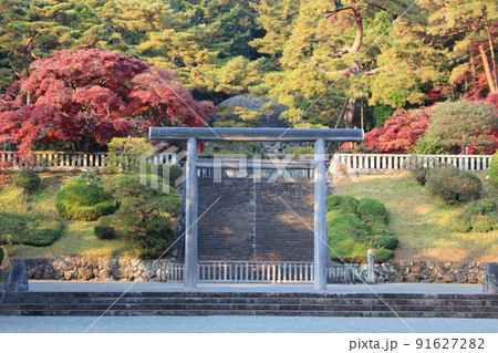 多摩陵と夕日に染められた紅葉の木々 大正天皇陵墓 武蔵陵墓地 東京都八王子市 91627282