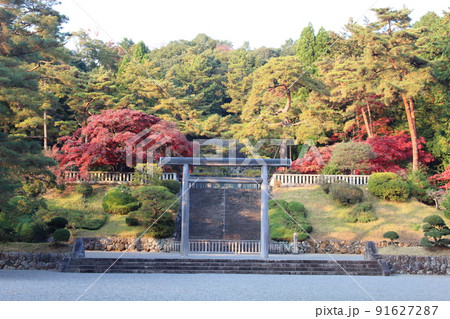 多摩陵と夕日に染められた紅葉の木々 大正天皇陵墓 武蔵陵墓地 東京都八王子市 多摩陵と夕日に染められた紅葉の木々 大正天皇陵墓 武蔵陵墓地 東京都八王子市 91627287