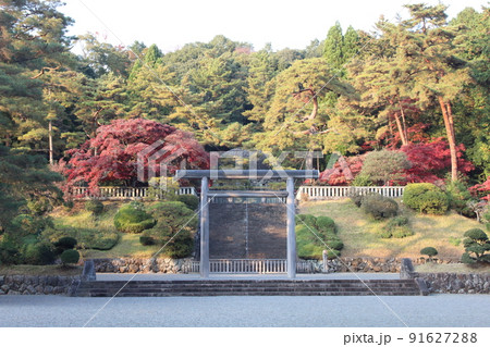 多摩陵と夕日に染められた紅葉の木々 大正天皇陵墓 武蔵陵墓地 東京都八王子市 多摩陵と夕日に染められた紅葉の木々 大正天皇陵墓 武蔵陵墓地 東京都八王子市 91627288