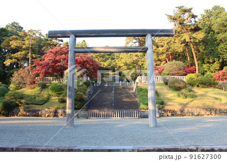 多摩陵と夕焼けに染められた紅葉 大正天皇陵墓 東京都八王子市 武蔵野陵墓地 91627300