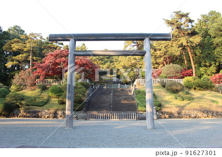 多摩陵と夕焼けに染められた紅葉 大正天皇陵墓 東京都八王子市 武蔵野陵墓地 91627301