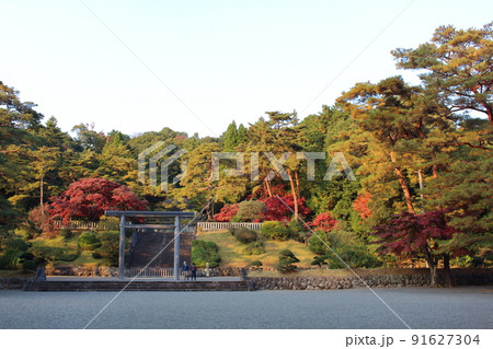 多摩陵と夕焼けに染められた紅葉 大正天皇陵墓 東京都八王子市 武蔵野陵墓地 多摩陵と夕焼けに染められた紅葉 大正天皇陵墓 東京都八王子市 武蔵野陵墓地 91627304
