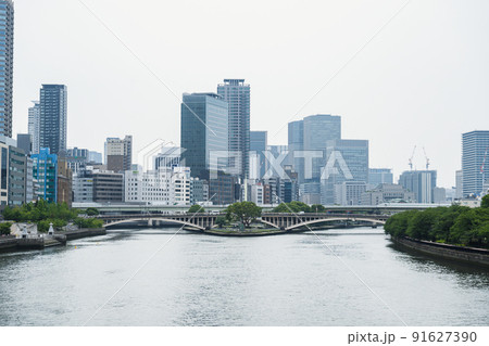 都会のビルと川 91627390