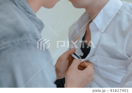 ボーイズラブ　男性が男性のシャツを脱がす写真 91627401