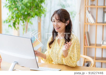 web会議する若い女性 91627446