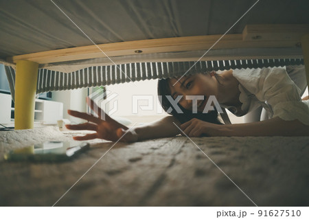 ベッドの下にスマホ 91627510