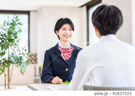 進路相談をする女子高校生 進路相談をする女子高校生 91627525
