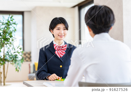 進路相談をする女子高校生 進路相談をする女子高校生 91627526