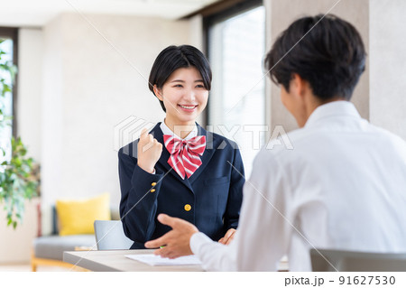 進路相談をする女子高校生 91627530