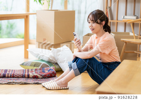 荷造りする若い女性 荷造りする若い女性 91628228