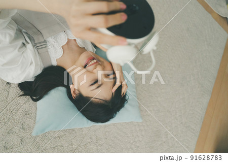 めざまし時計と女性 めざまし時計と女性 91628783