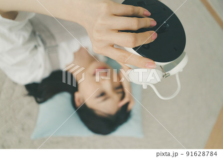 めざまし時計と女性 めざまし時計と女性 91628784