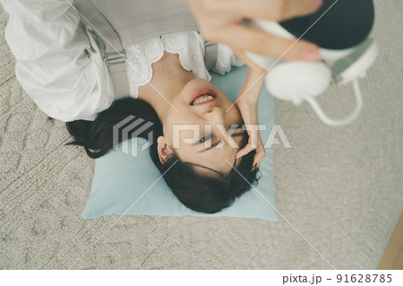 めざまし時計と女性 めざまし時計と女性 91628785