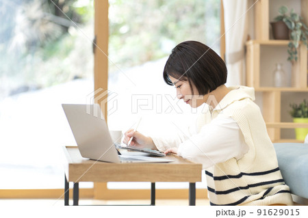 テレワークする若い女性　デザイナー 91629015